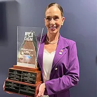 Sulynn Shepherd accepts the award for TSA’s safety efforts at DEN (Photo by Carie Muirhead